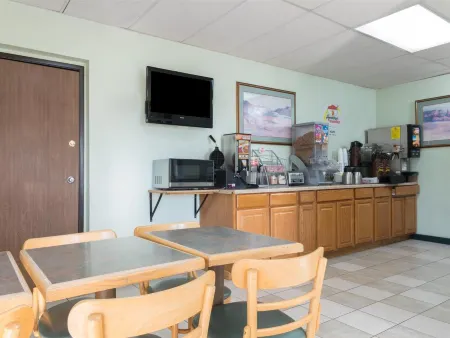 Super 8 by Wyndham Raton