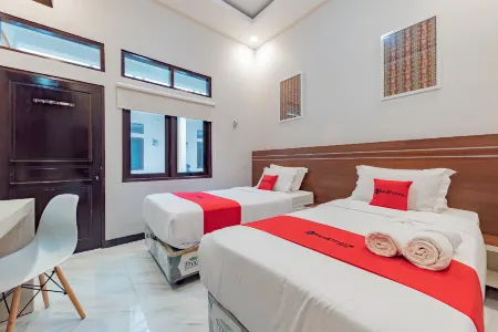 RedDoorz Plus at Orange Diponogoro Palangkaraya Отели в г. Langkai