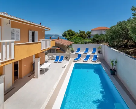 Mornar Hotels in Arbanija