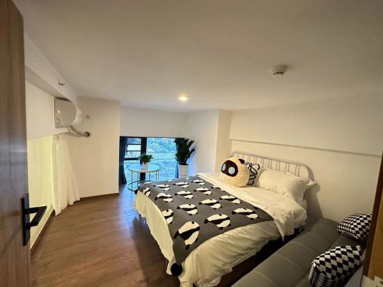 Junxin Homestay (Jin Fenghuang Avenue NCC Hong Street)