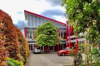 Homestay Griya Sawah Gunung Syariah Mitra RedDoorz Hotels in Banjarnegara