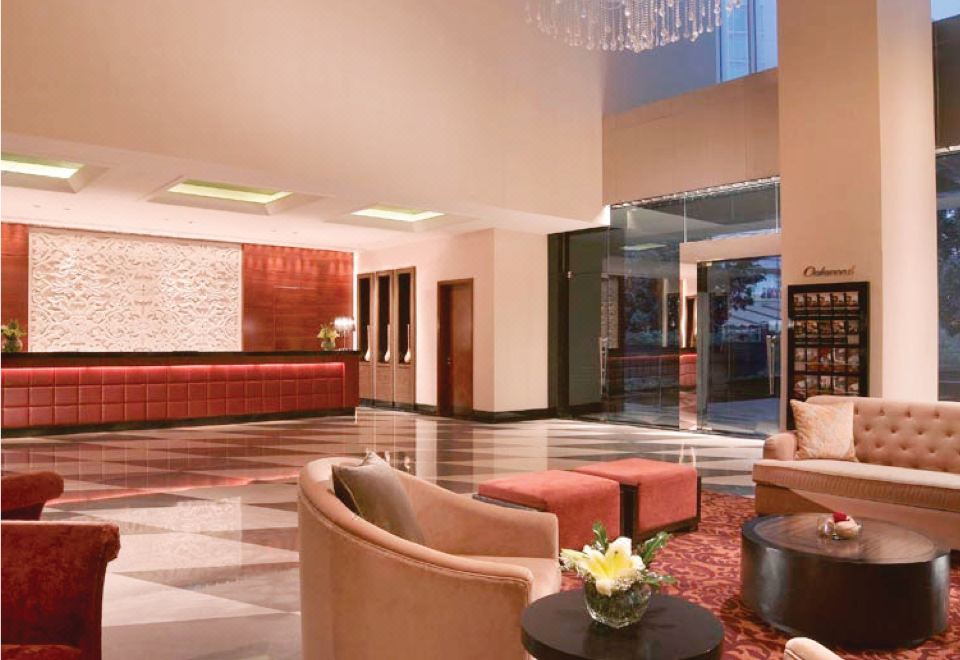 오크우드 프리미어 코즈모 자카르타의 럭셔리한 야외 수영장