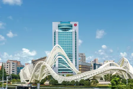 Ramada Plaza by Wyndham Optics Valley Wuhan Отели рядом с достопримечательностью «Library of Faculty of Information Sciences»