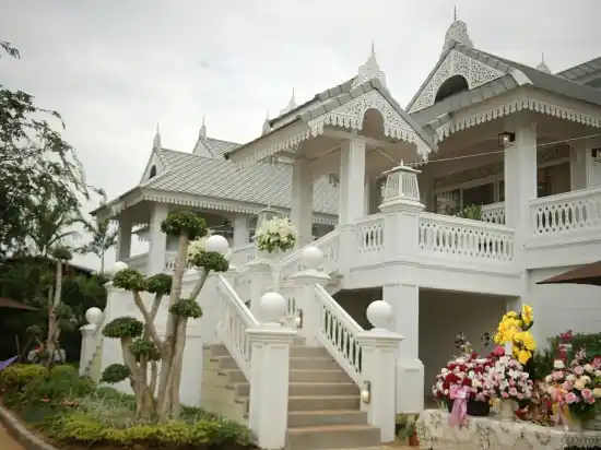 Nirvanan House Hotel Exterior