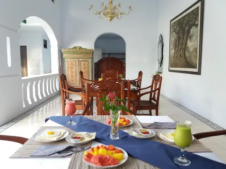 Griya Asih Отели рядом с достопримечательностью «Keraton Ngayogyakarta Hadiningrat»