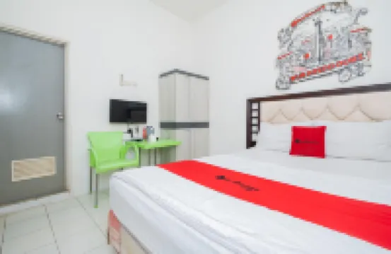 RedDoorz Near Stan Hotels in Pondok Aren
