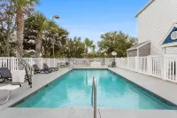 Microtel Inn & Suites by Wyndham Zephyrhills - Pools