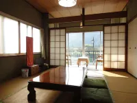 Sueoka Ryokan فنادق في إيواكوني