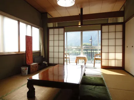 Sueoka Ryokan Отели рядом с достопримечательностью «Iwakuni Shirohebi Shrine»