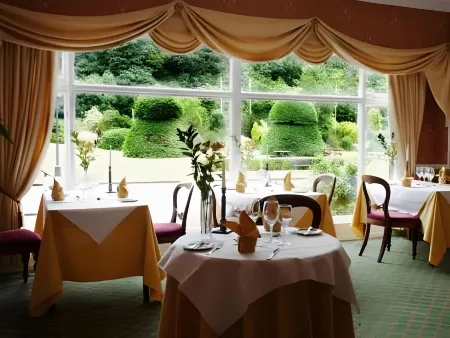 Maenan Abbey Hotel Отели в г. Каеран