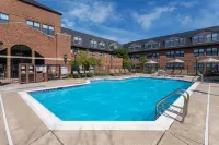 Hyatt House Parsippany East - С бассейном