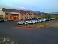 Red Sands Hotel - parking