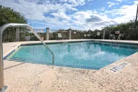 Wingate by Wyndham Savannah/Pooler - Swimmingpools
