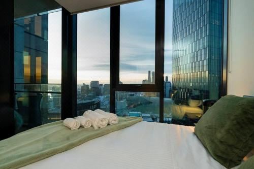 Luxe Haven - 42nd Floor Panoramic City Views Images