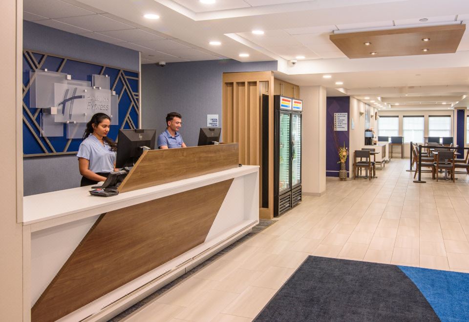Holiday Inn Express & Suites Hampton South-Seabrook의 깔끔한 욕실