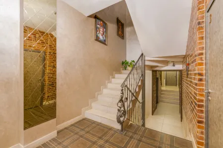 Zamok na Nikolskoy Gostevoy Dom