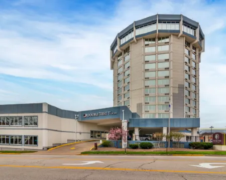 DoubleTree by Hilton Hotel Jefferson City Hotels in Cole County