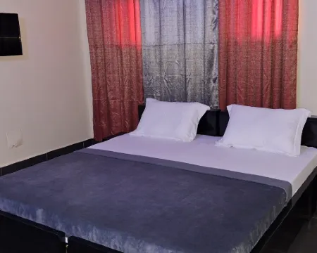 Deluxe Twin Beds in Royal Blue Guest House and Bar فنادق في لومي