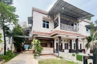 Graha Dirham Mitra RedDoorz Hotels near Giti Toys (mainan anak)