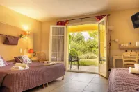 Logis Hotel des Granges Các khách sạn ở Fontvieille