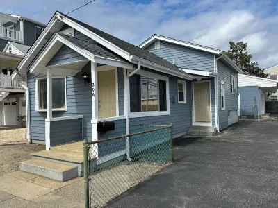 Newly Renovated 2 Bedroom House Hotels in Toms River