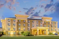 La Quinta Inn & Suites by Wyndham Midwest City - Tinker AFB Hotels in Del City