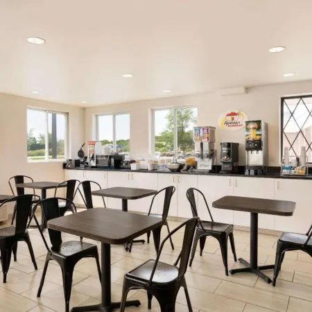 Super 8 by Wyndham Portland ME
