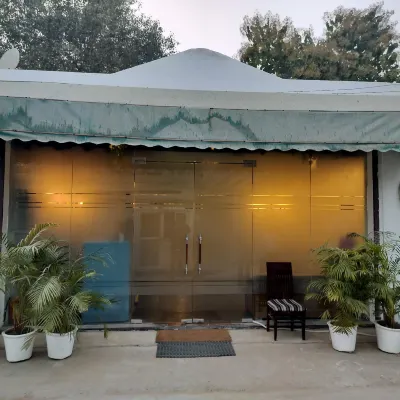 Farmhouse  Inn NH8 Hotel &  Resort Hotel berhampiran Dwarka Sektor 21