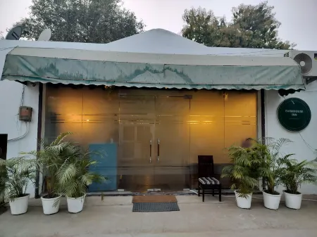 Farmhouse  Inn NH8 Hotel &  Resort Отели рядом с достопримечательностью «Tomb of Azim Khan»