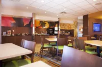 萊斯布里奇萬楓套房酒店 - 早餐