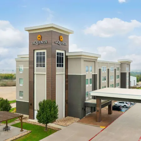 La Quinta Inn & Suites by Wyndham Denton - University Drive