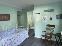 Romantic House on the Lake-Hot Tub Pet Friendly-Kayaks-Fishing Boat. Sleeps 8