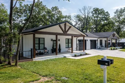 Captains Quarters- located within walking distance to local marina Hotels near Benton Bark Park