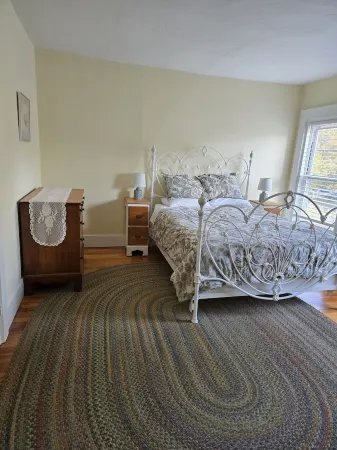 Historic Downtown Apartment. Unscented Products and Sustainability Practices.