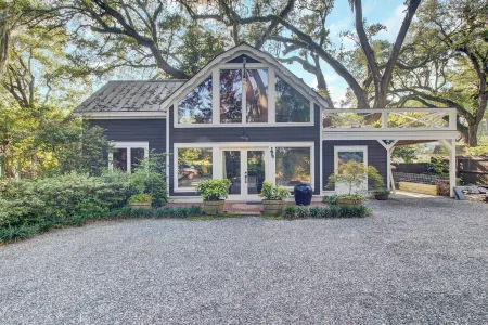 The Barn at Linwood - Tucked away in old downtown Summerville. A special getaway