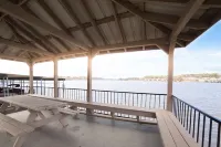 "The Bayliner" Lake Hamilton Condo: 2BR/2BA. Sleeps 6. Pool. Covered Boat Slip! - Wifi