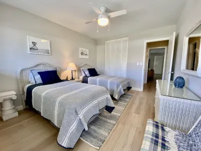 Downtown Old Naples 2 Bed - One block from 3rd Street & 4 blocks to the Beach 네이플스 피어 주변 호텔