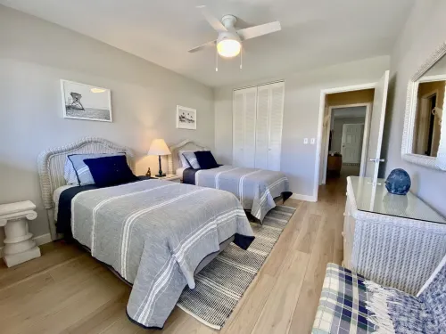 Downtown Old Naples 2 Bed - One block from 3rd Street & 4 blocks to the Beach