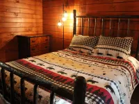 Adirondack Retreat w/ Hot Tub + Outdoor Firepit Hotéis em Jay