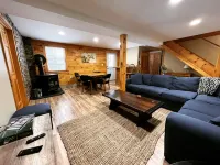Pinewood Lodge | Cozy Pet-Friendly Log Cabin 5 min to Mt Sunapee