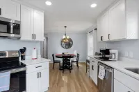 Luxe Cottage - South ChesterfieldStylishly renovated, w/ large master suite