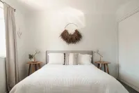 Tides at Sussex Inlet, entire 4 bedroom home close to waterways and shops. 커비스 비치 주변 호텔
