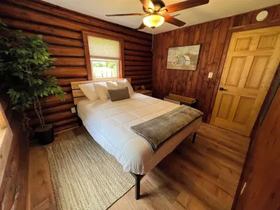 Walk to Beach - Close to Town - Pet Friendly Cabin