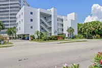 Couples Hideaway, walk to Vanderbilt Beach 임페리얼 스퀘어 쇼핑센터 주변 호텔