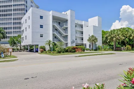 Couples Hideaway, walk to Vanderbilt Beach