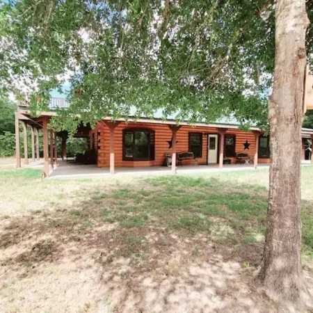 Spacious log cabin for country getaway Отели в г. Фристоун