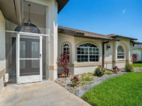 Feel @ Home Ft Myers | 3bd | 2bh | POOL | sleeps 8