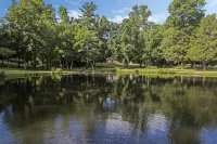 Lakeside, 2-Bedroom Cottage with Fire Pit in Dickson