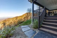 Spectacular views minutes from Bryson City, fire pit and brand new hot tub!