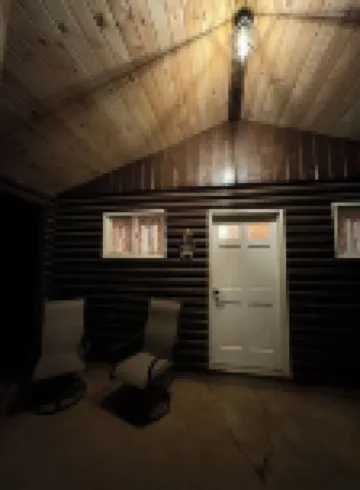 Nice log cabin on back country road with peace, quiet and the amenities of home